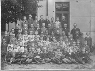 Obecná škola 1.tř., řídící učitel J.A.Koutník, foto z r. 189.jpg