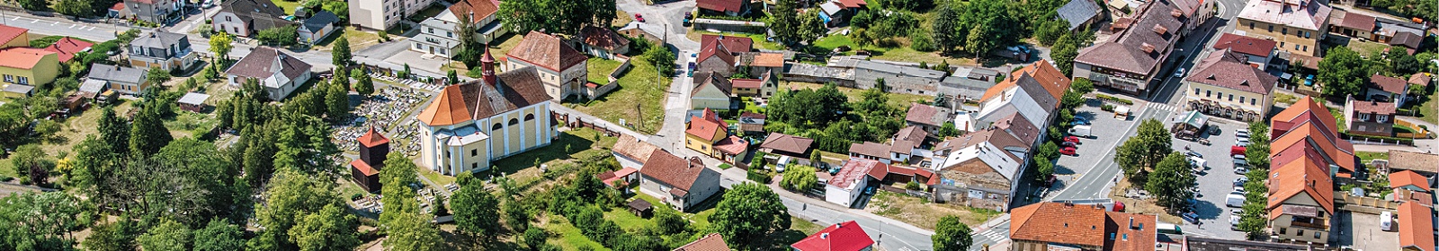 pohled na kostel sv. Michaela a náměstí